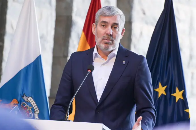 Clavijo reconoce que se sentiría "tonto" si la reducción de deuda no es igual para todos los