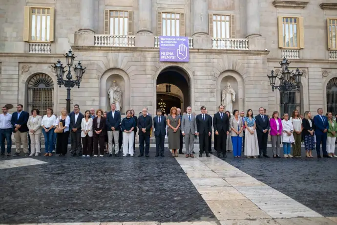 Illa y Collboni lideran un homenaje por el feminicidio de mayo en Barcelona