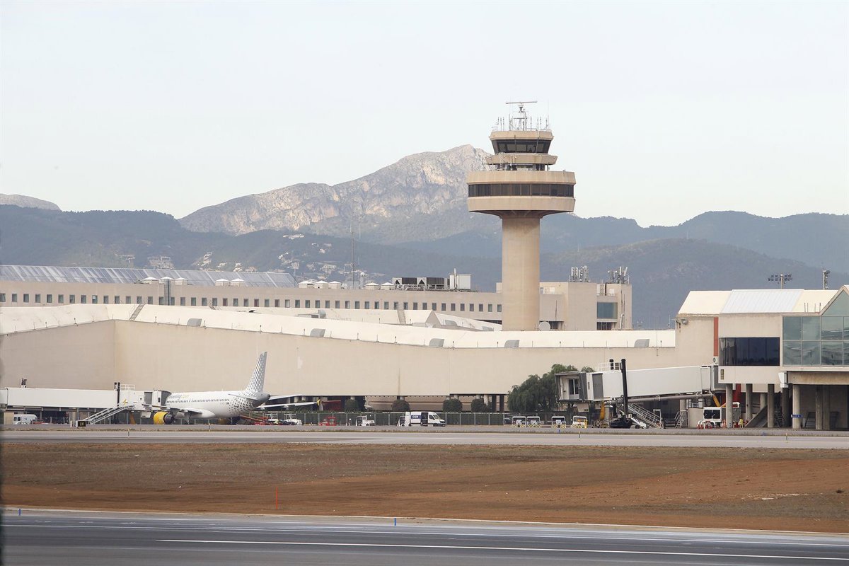 Todos los grupos del Parlament, excepto Vox, solicitan al Gobierno la cogestión de los aeropuertos