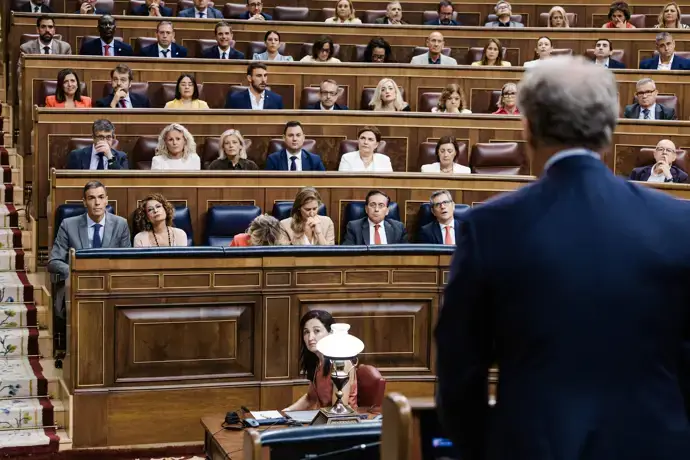 Feijóo afirma que el miedo a la corrupción guía a Sánchez, quien defiende un Gobierno limpio en