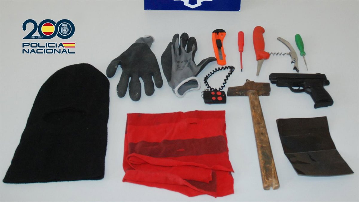 Un individuo con más de cien arrestos sustrae un vehículo y choca contra otro en Cuenca