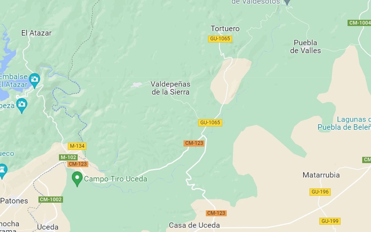 Un hombre muere y otro queda herido tras caer su coche por un terraplén en Valdepeñas de la Sierra