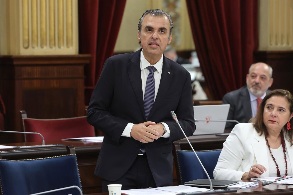 Vera sostiene que el Gobierno no considera reformas para impedir que el profesor condenado enseñe