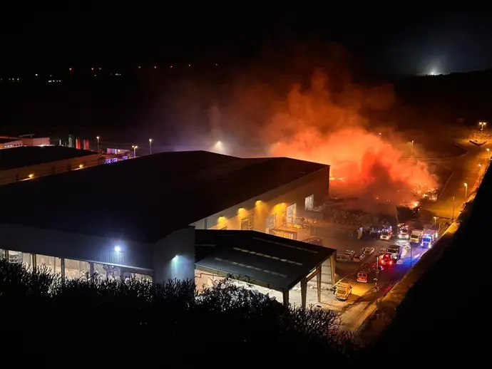 El Cabildo de Tenerife asegura que el incendio en el Complejo Ambiental de Arico está controlado