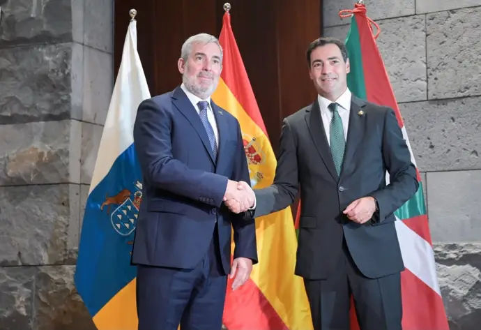 Canarias y Euskadi establecen una colaboración que promueve la política útil ante la