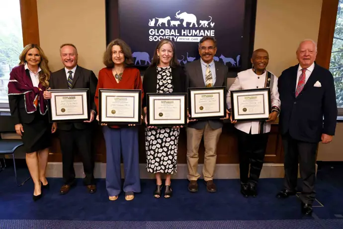 Global Humane Society otorga a Kathleen Dudzinski el Premio Wolfgang Kiessling 2025 por su labor en