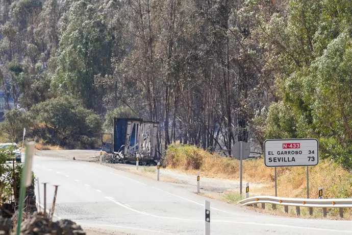 La N-433 reabre tras un incendio en Higuera (Huelva) provocado por un camión que la cortó todo el
