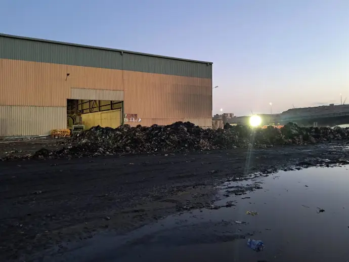 Apagado el incendio en la planta de residuos sólidos de Arico, Tenerife, tras intensas labores de