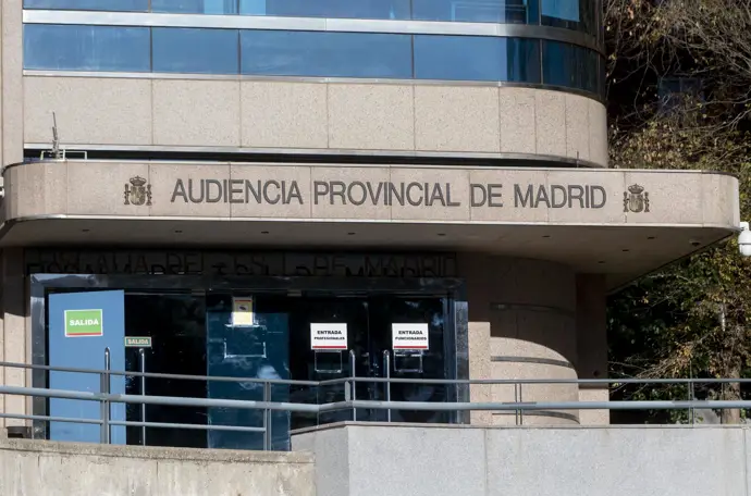 Un maestro de inglés confiesa haber abusado sexualmente de tres alumnas durante las clases