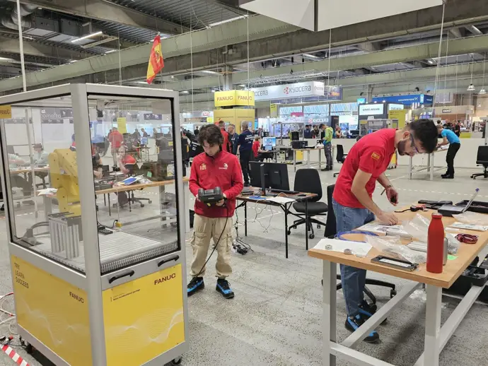 Tres alumnos de FP de la Comunitat Valenciana participan con el equipo español en Euroskills 2025