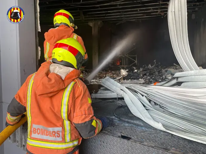 Controlado el incendio en una nave industrial de automoción en Albuixech, Valencia. Concurso
