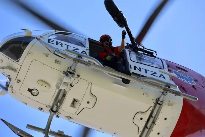 Ciclista rescatado en helicóptero tras una caída en las campas de Urbia, Oñati (Gipuzkoa)