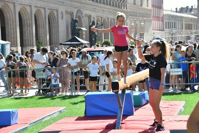 Numerosas personas participaron en la jornada del Día del Deporte en la Calle en la Plaza del Pilar