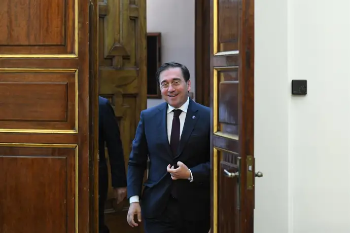 Albares se reúne con las delegaciones de China y EE. UU. en Madrid para conversaciones comerciales