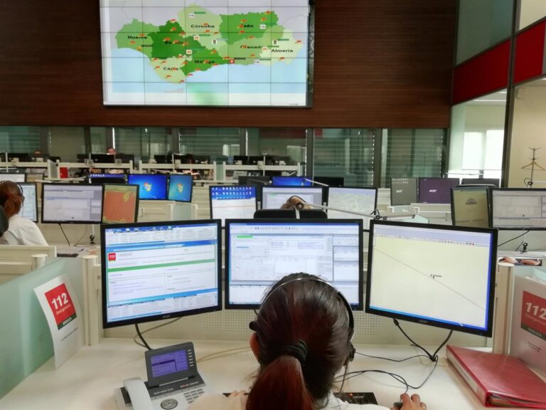 Fallece una mujer de 58 años y un joven resulta herido en un incendio en Cazalla de la Sierra