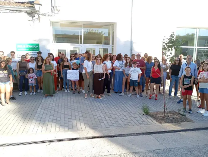 Cientos de estudiantes extremeños enfrentan su tercer día de clases sin transporte escolar