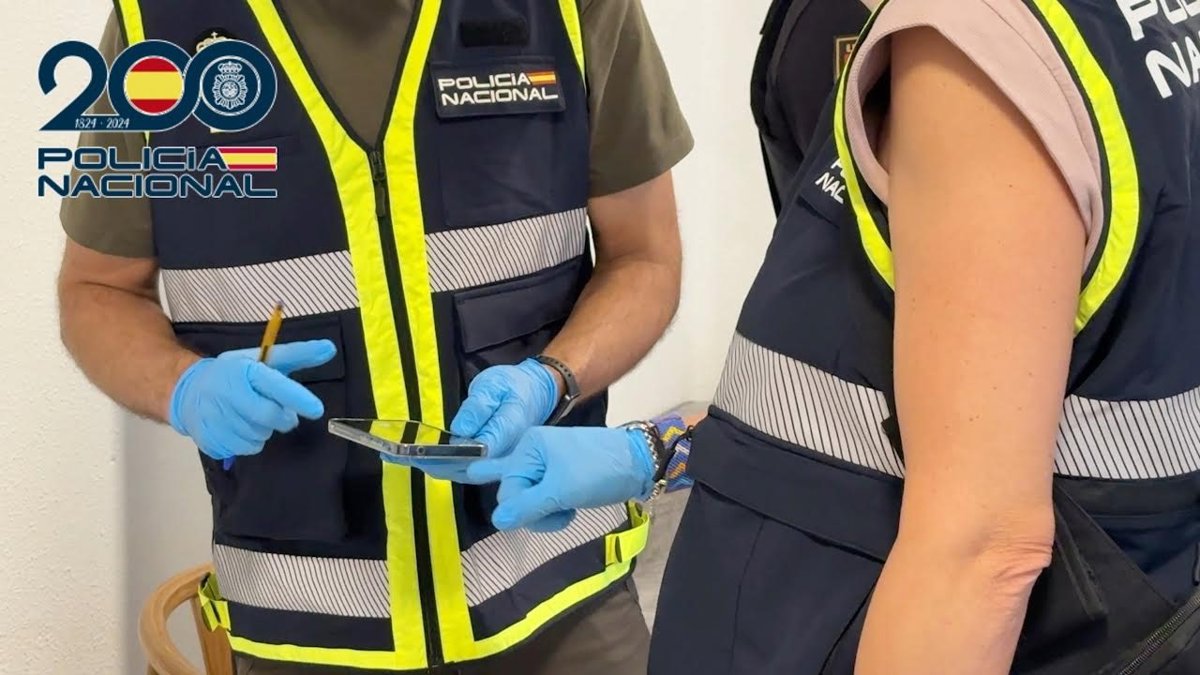 La Policía Nacional arresta a un hombre por grabar a dos menores en una parada de autobús en