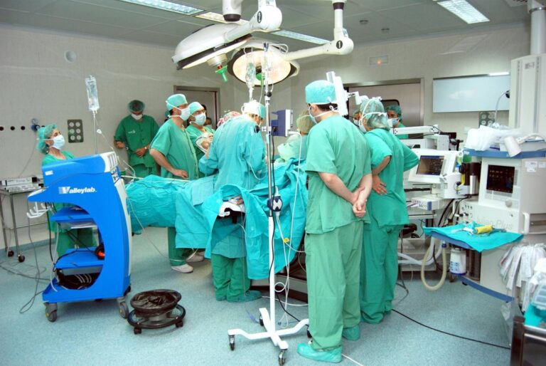 El SAS informa que la lista de espera quirúrgica se reduce en 20.319 pacientes, con 108 días de