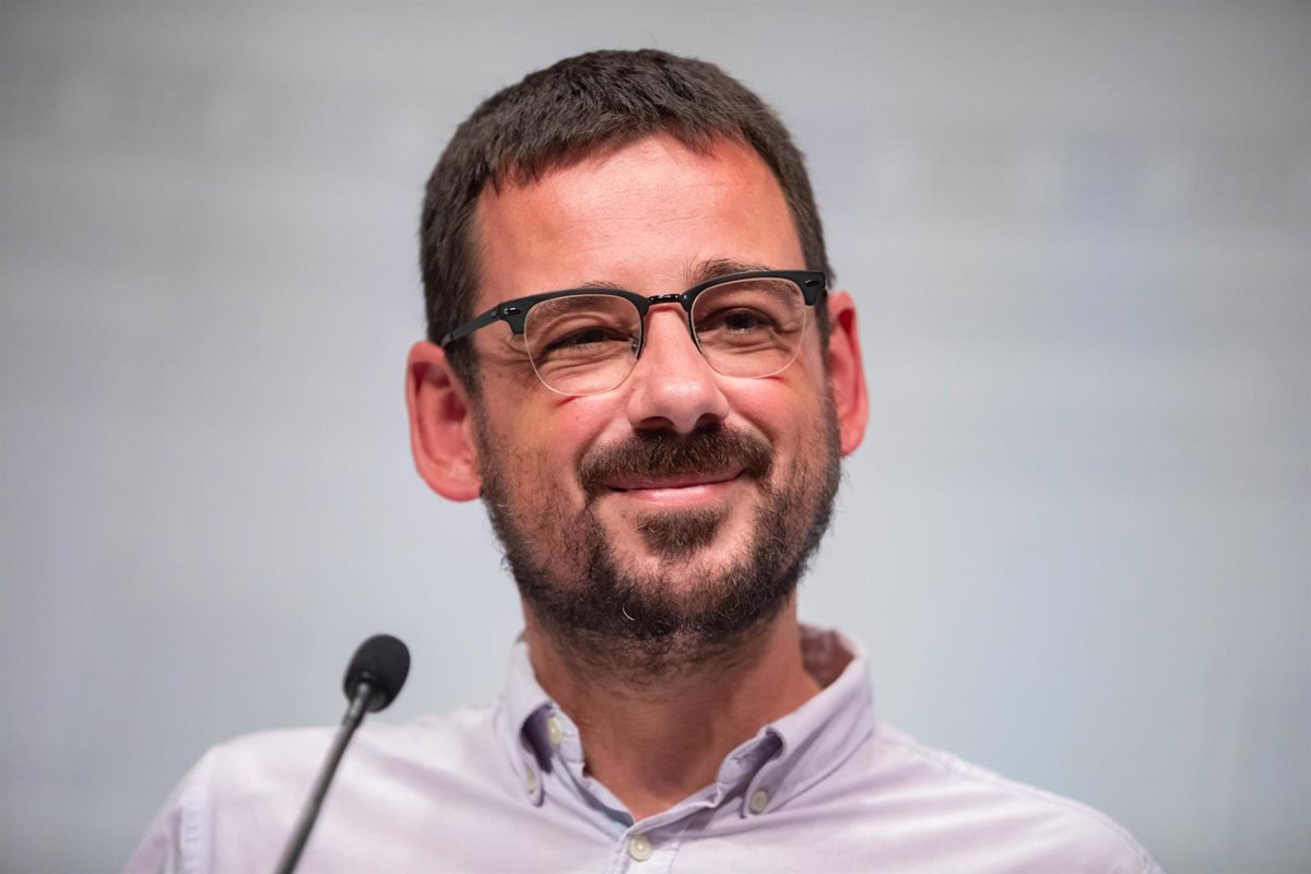 Girona expone en el salón de plenos un retrato del Rey formado por un mosaico de fotos del 1-O