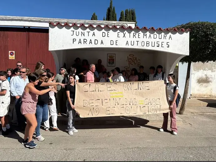 El conflicto del transporte escolar afecta a 5.000 alumnos en Extremadura por cuarto día