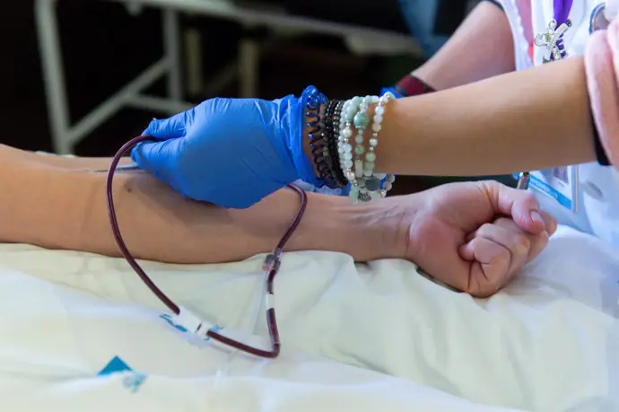 Hospitales de Madrid requieren donaciones urgentes de sangre del grupo B- para atender a pacientes