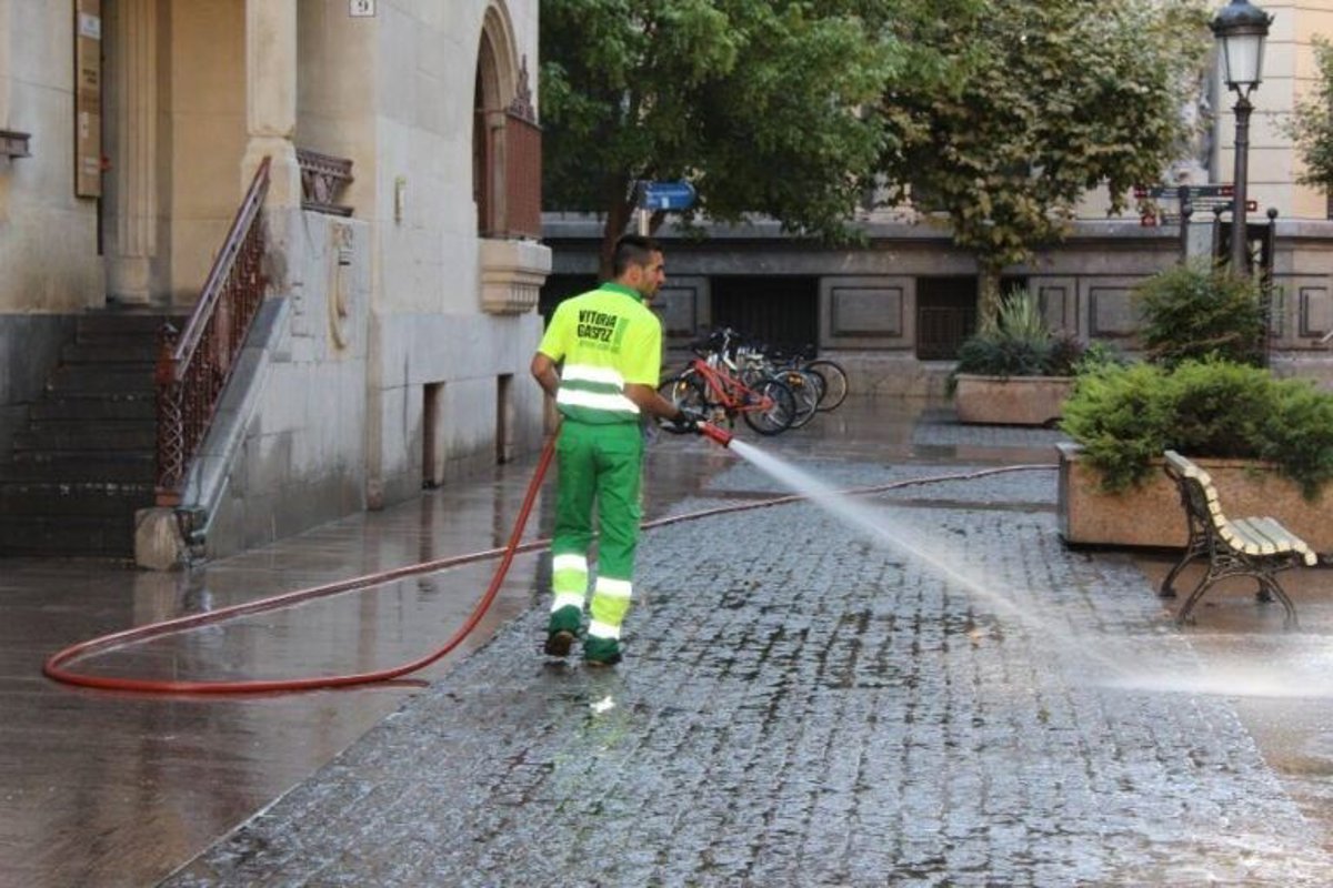 Vitoria-Gasteiz busca que el nuevo contrato de limpieza comience en verano de 2026