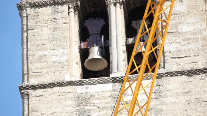 La iglesia de La Antigua en Valladolid reemplaza su campana de San Roque, deteriorada tras años de