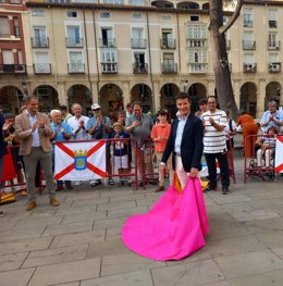 El torero riojano, Diego Urdiales, en la plaza del Mercado en Logor&ntilde;o en una clase pr&aacute;ctica de toreo de sal&oacute;n