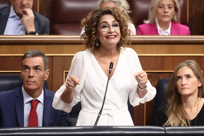Montero destaca la "mejor sanidad andaluza" mientras Bendodo la culpa por reducir en 7.773