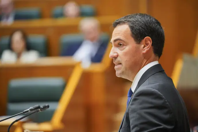 Pradales denuncia el "genocidio en Gaza" en el Parlamento vasco, que guarda un minuto de silencio
