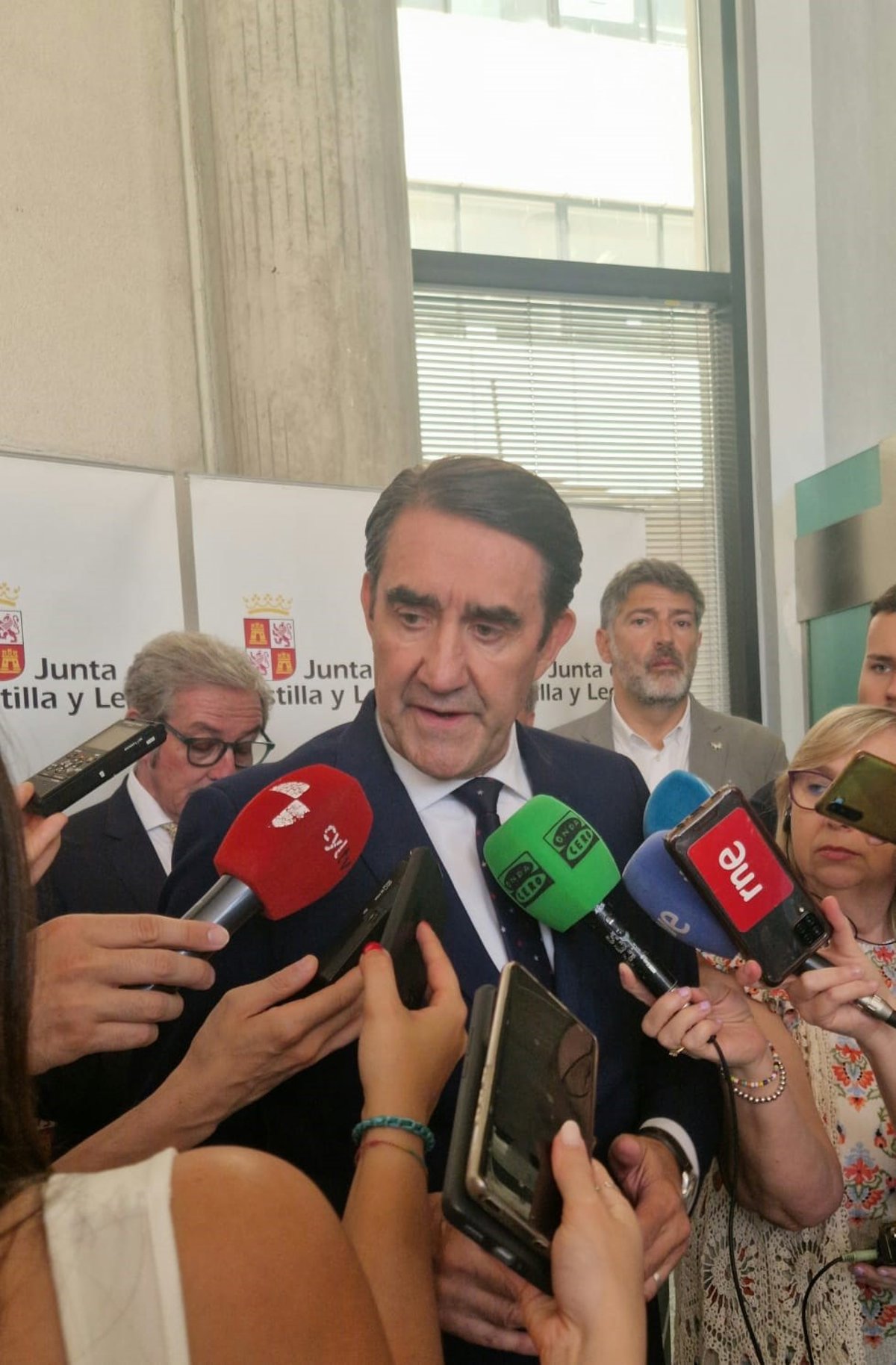Acusan a Suárez-Quiñones de tener lazos con una firma beneficiada por un macrovertedero en León