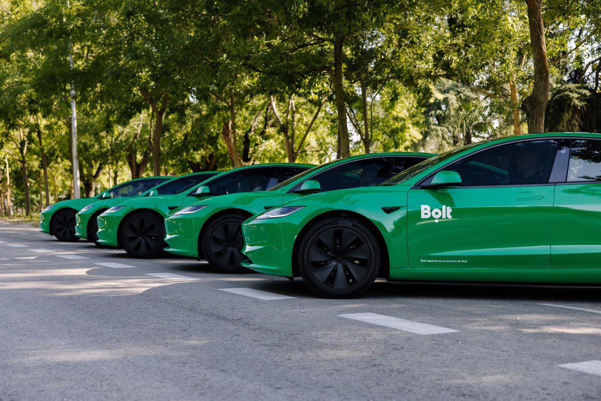 C-LM gestionará un borrador para regular los VTC con precontratación y una ratio con taxis
