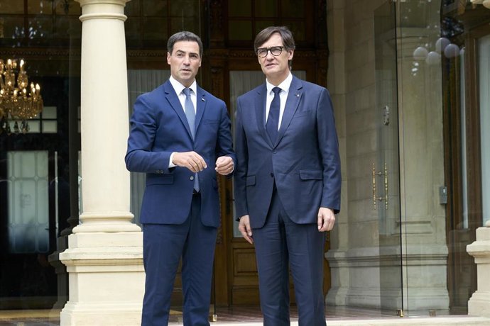 El Lehendakari, Imanol Pradales (i), recibe al presidente de la Generalitat de Catalu&ntilde;a, Salvador Illa (d), para una reuni&oacute;n en el Palacio Ajuria Enea, a 19 de septiembre de 2025, en Vitoria-Gasteiz, &Aacute;lava/Araba