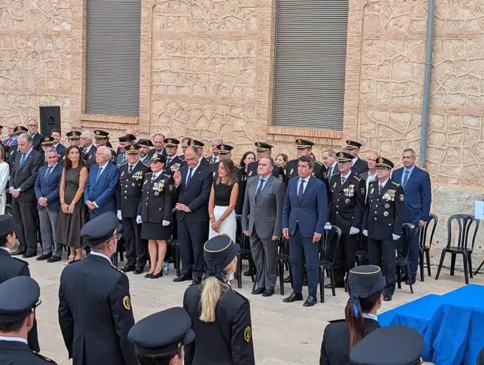 Mazón pide al Gobierno más recursos para la Policía durante la entrega de condecoraciones de