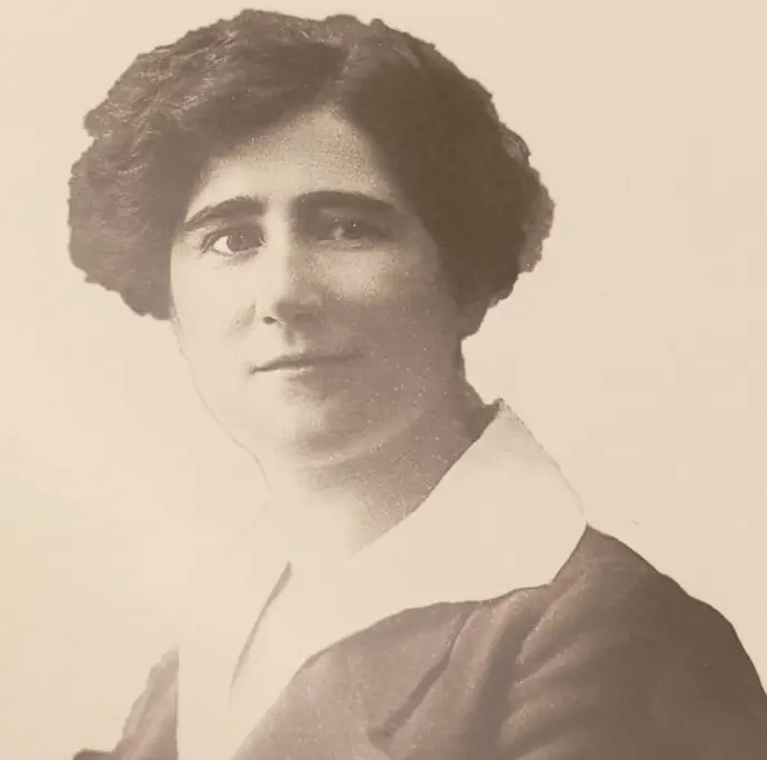 El retrato de Clara Campoamor, rompiendo la hegemonía masculina en el Congreso y la Sema