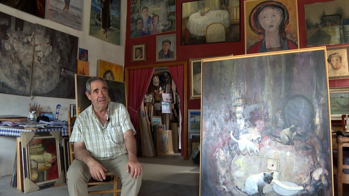 Romeral, medio siglo de un artista audaz que experimenta con el color y la libre expresión.