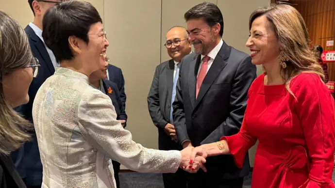 La delegación liderada por Natalia Chueca es recibida por las autoridades de Weihai, China