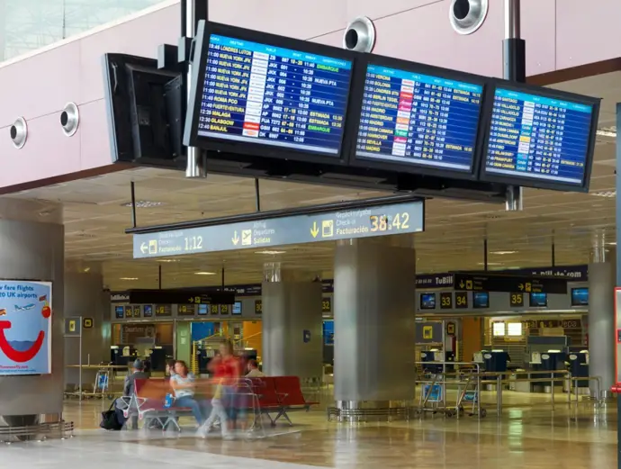 Normalidad en los aeropuertos canarios tras el ciberataque a los terminales del Reino Unido y