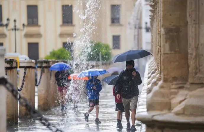 La península experimentará este domingo un notable descenso de temperaturas y fuertes lluvias en