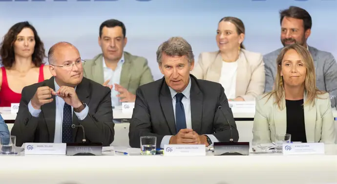 Feijóo busca captar el voto femenino y juvenil de PSOE y Vox según la portavoz de Sumar sobre la