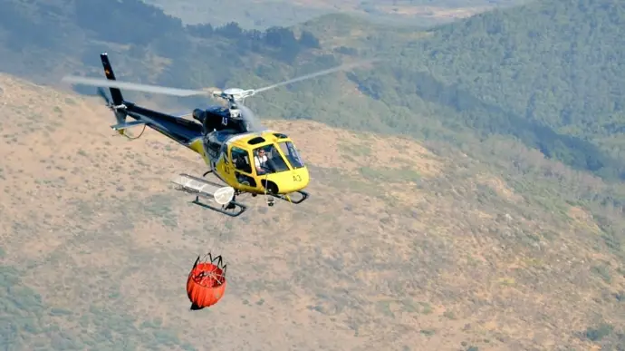 Medios del Infoex y Miteco luchan contra un incendio de alta montaña en Valverde de La Vera,