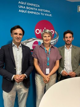 El consejero de Fomento e Infraestructuras, Jorge Garc&iacute;a Montoro, junto a la directora general de Ouigo en Espa&ntilde;a, H&eacute;l&egrave;ne Valenzuela y el secretario general de la Consejer&iacute;a, Jos&eacute; Francisco Lajara, tras la reuni&oacute;n celebrada esta semana.