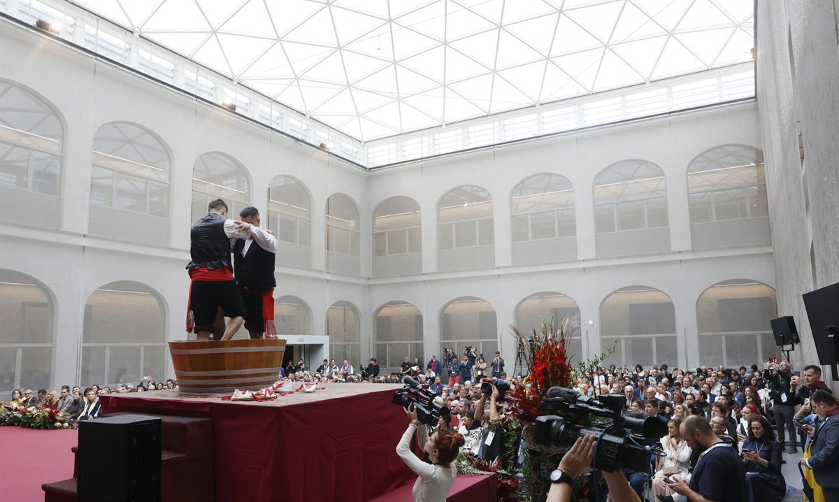 Los riojanos celebran el Pisado de la Uva, ofreciendo a la Virgen de Valvanera el fruto de la