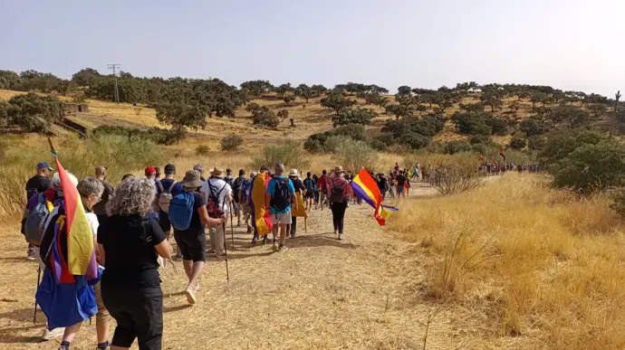 Alrededor de mil personas marchan en Fuente del Arco en la II Columna de los 8.000 contra el olvido