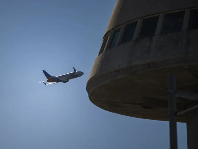 La operatividad del aeropuerto de Barcelona afectada por la lluvia y un ciberataque europeo