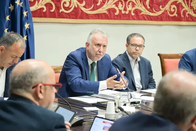 El Parlamento de Canarias señala a Torres y a los consejeros de Sanidad por los contratos de la