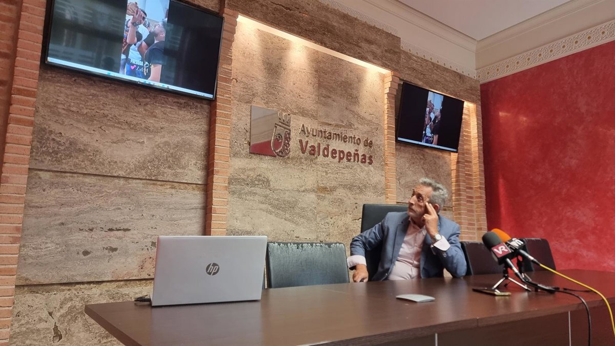 El alcalde solicita la renuncia del concejal de Unidas por Valdepeñas por una fiesta en un BIC