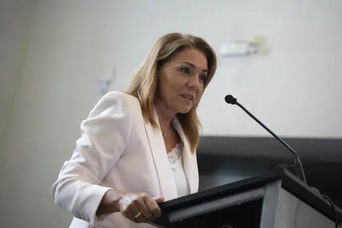 Camarero critica a Bernabé por restar importancia a las pulseras antimaltrato: "Es muy