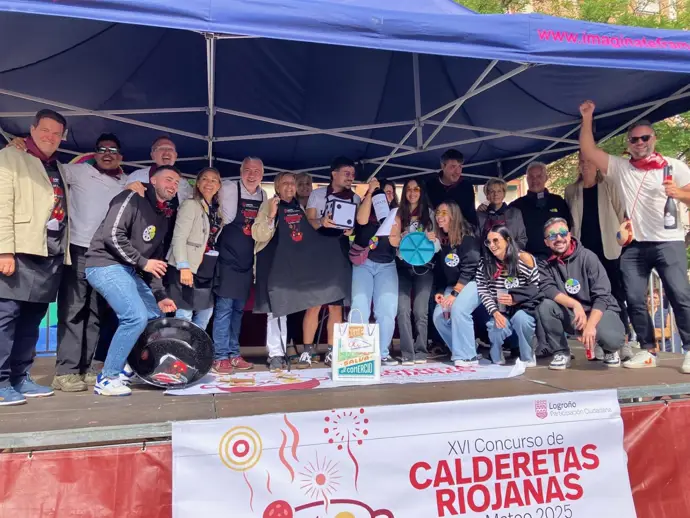 Cerca de 120 grupos ocupan la calle Gonzalo de Berceo durante el Concurso de Calderetas
