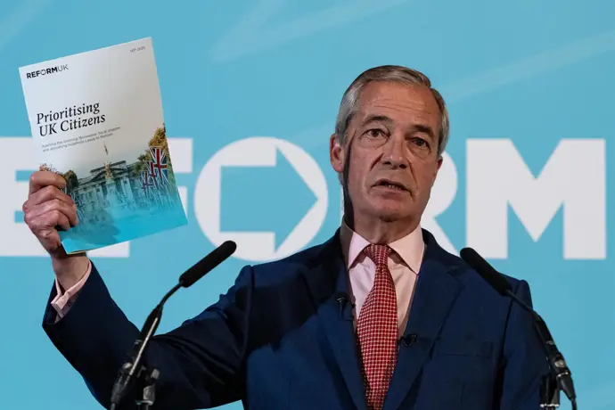 Farage asegura que expulsará a inmigrantes con residencia indefinida en el Reino Unido